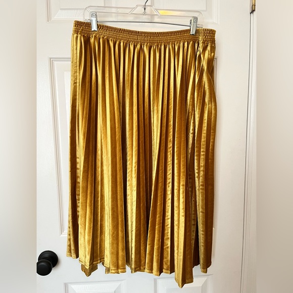 A New Day Gold Velvet Skirt - Picture 1 of 3